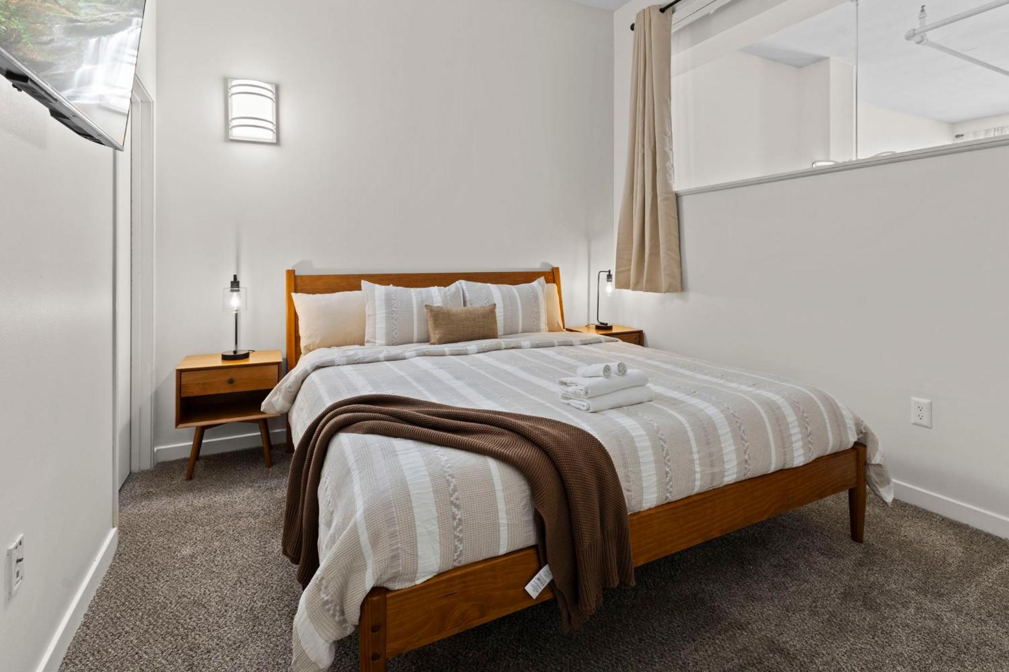 Indy Metro Stay - Sleeps 8 - Skywalk Access - Monument Circle Indianápolis Exterior foto