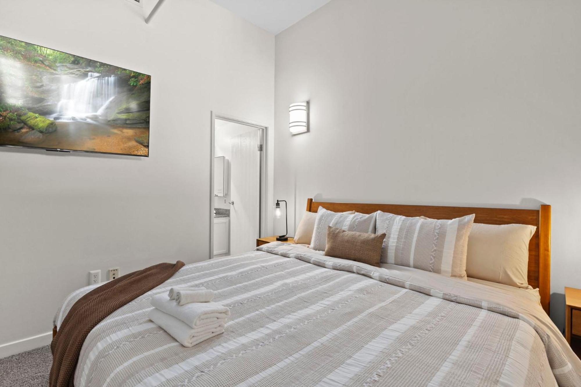 Indy Metro Stay - Sleeps 8 - Skywalk Access - Monument Circle Indianápolis Exterior foto