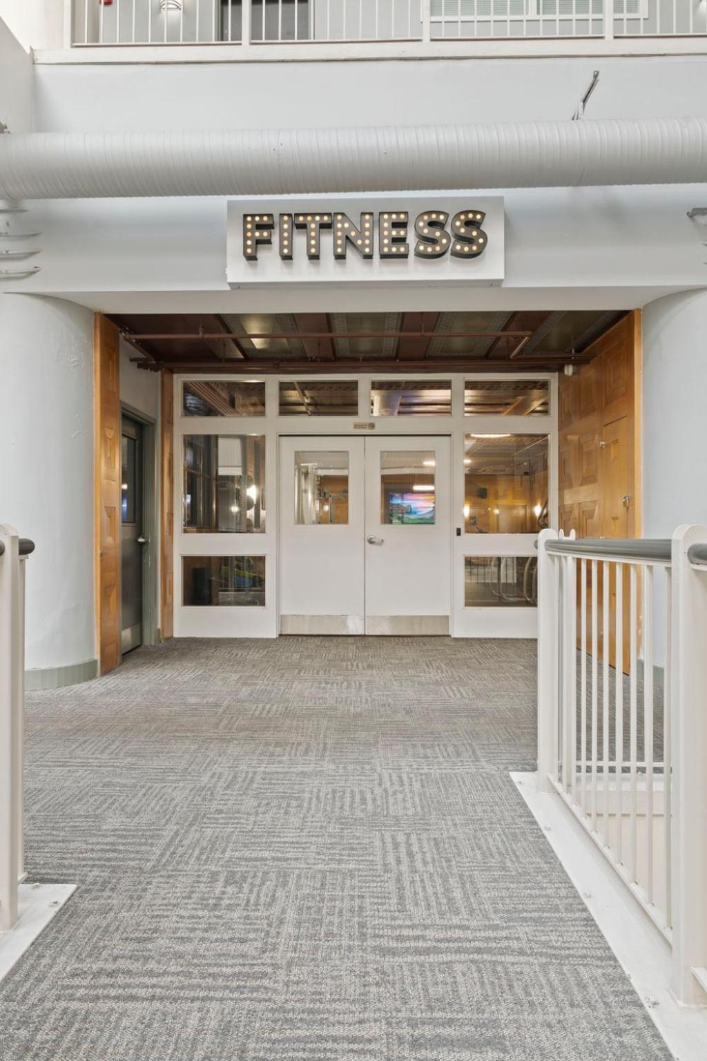 Indy Metro Stay - Sleeps 8 - Skywalk Access - Monument Circle Indianápolis Exterior foto
