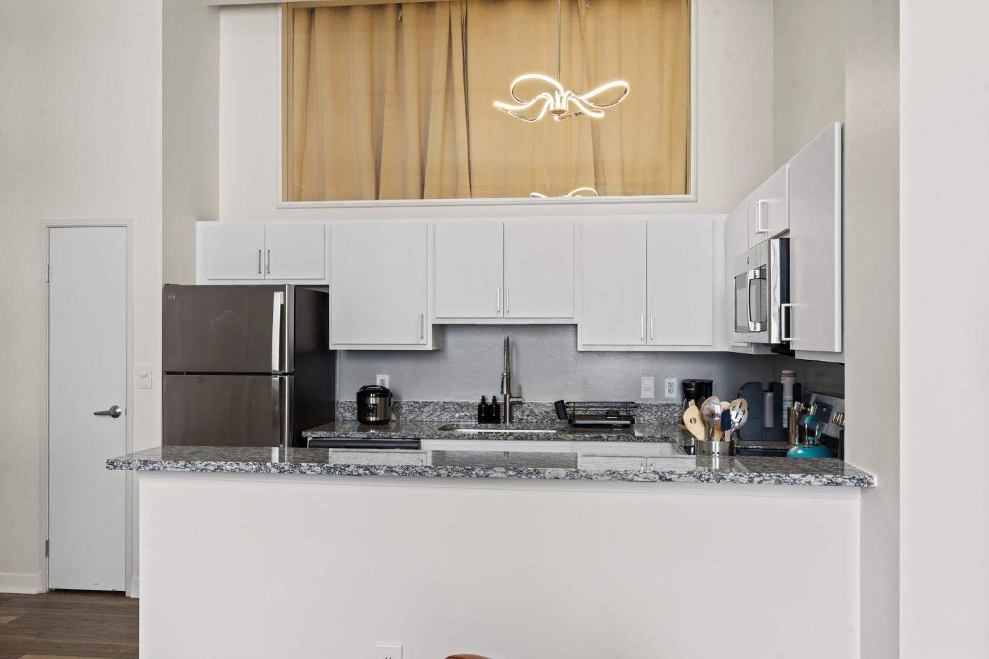 Indy Metro Stay - Sleeps 8 - Skywalk Access - Monument Circle Indianápolis Exterior foto