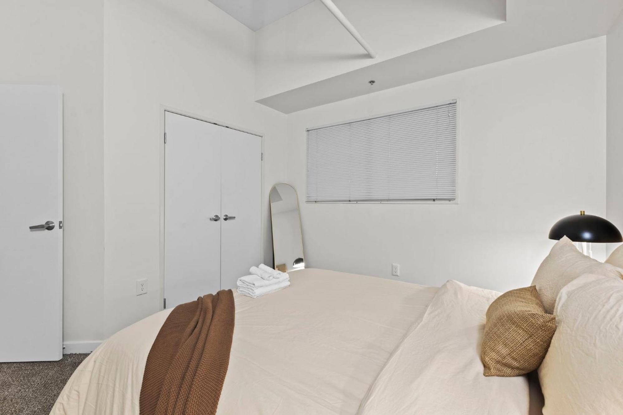 Indy Metro Stay - Sleeps 8 - Skywalk Access - Monument Circle Indianápolis Exterior foto