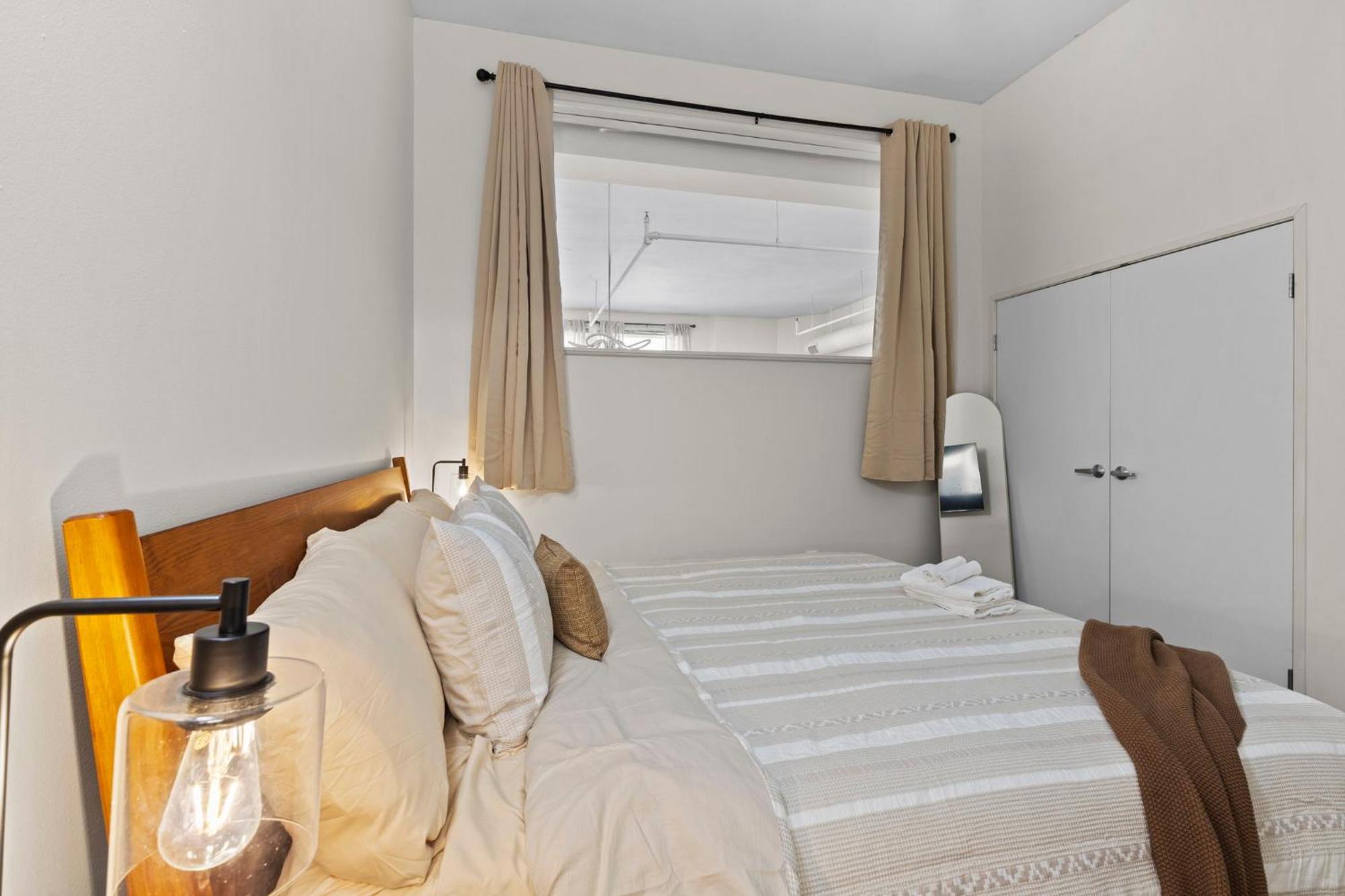 Indy Metro Stay - Sleeps 8 - Skywalk Access - Monument Circle Indianápolis Exterior foto